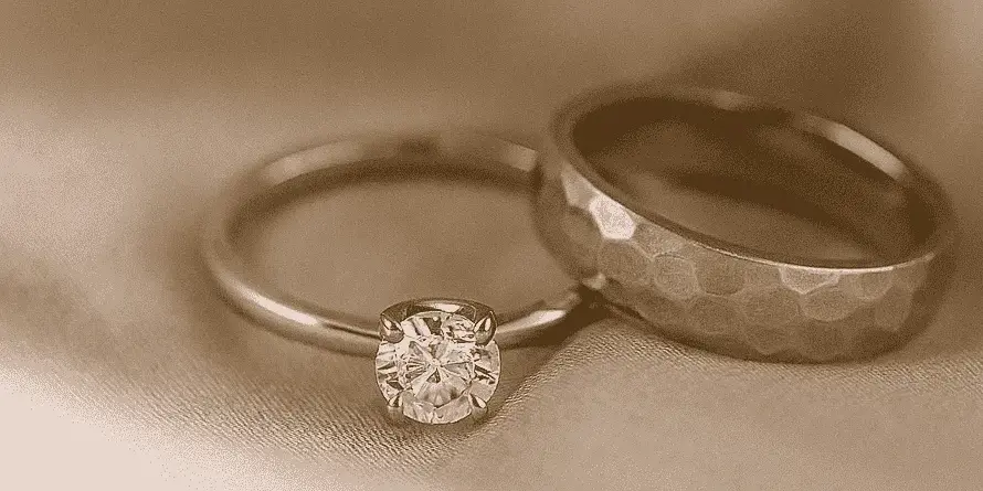 Pareja de alianzas de boda en oro