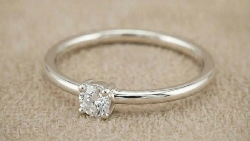 Anillo de pedida económico con circonita brillante