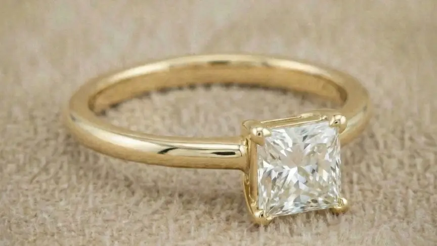 Anillo de compromiso clásico en oro amarillo y diamante